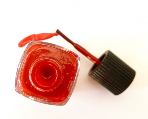 Knallroter Nagellack als psychologischer Anker.