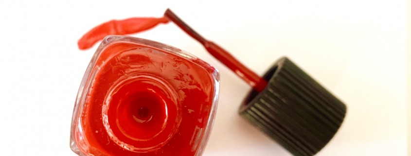 Knallroter Nagellack als psychologischer Anker.