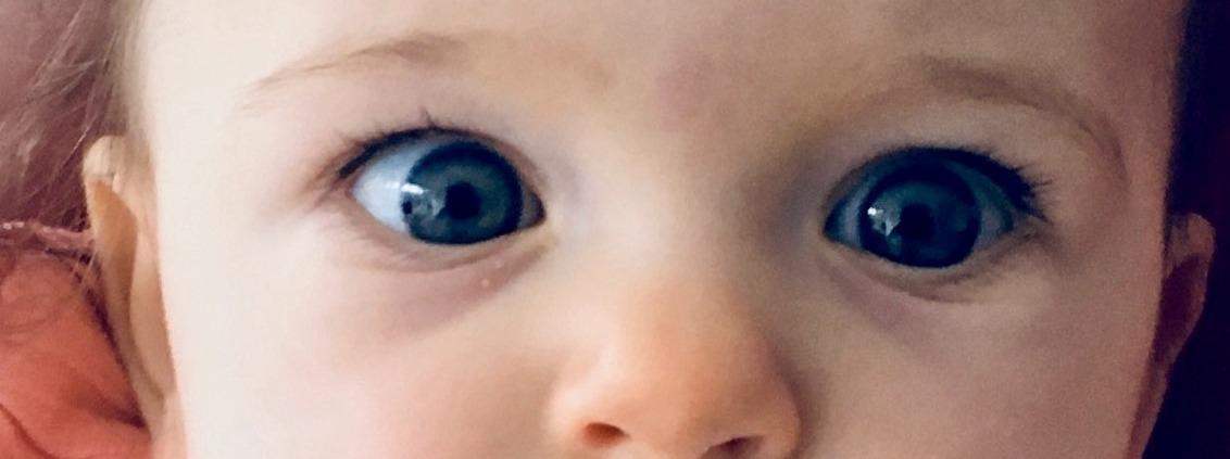 Baby mit 6 Monaten und ernstem Gesicht. Lifecoach Dr. Berle