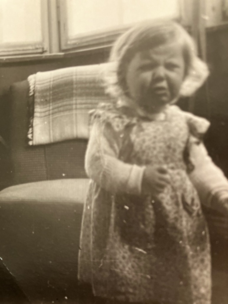 sehr trauriges weinendes Mädchen