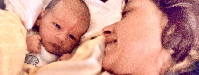 Neugeborenes Baby mit Mutter