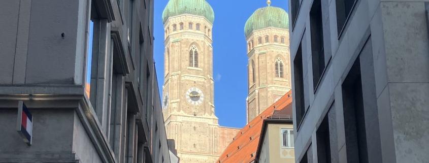 Der eine wichtige Moment im Jetzt: Frühmorgens, wenn die Frauenkirche in München genauso leuchtet, wie hier