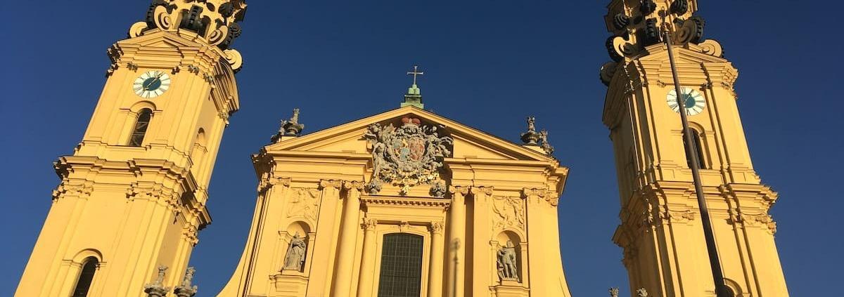 Die Theatiner-Kirche in München, wo sich das Weibliche und das Männliche machtvoll vereinen.