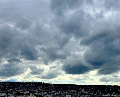 Stuttgart mit dräuenden Wolken darüber: Gefahr oder Freude?