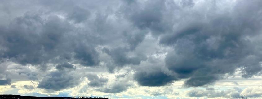 Stuttgart mit dräuenden Wolken darüber: Gefahr oder Freude?