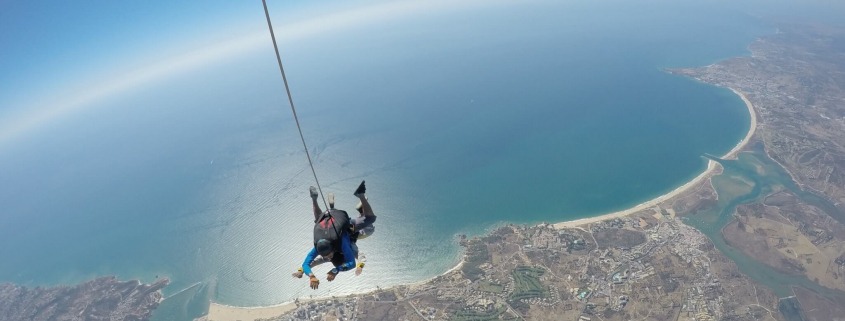 alt="Coaching München & Stuttgart: Dr. Berle. Skydiving über Portugal. Foto eines Klienten aus 400 Metern Höhe"